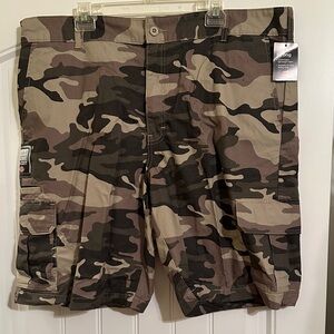Size 42 Dickies Camouflage Cargo Shorts. NWT.
